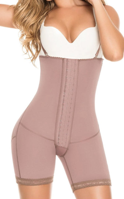 Shapewear faja, Strapless hipster with lateral hooks.